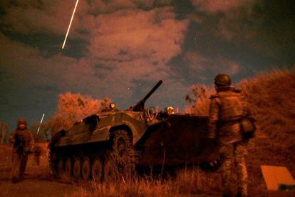 Militares ucranios toman posiciones en la base aérea de Vasylkiv en la región de Kiev, este domingo. 