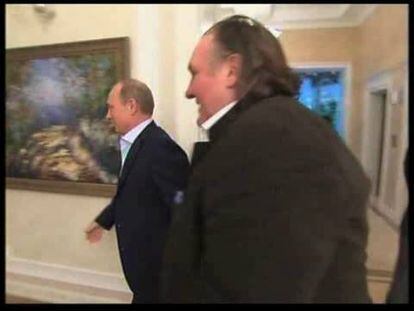 Putin entrega a Depardieu su nuevo pasaporte ruso
