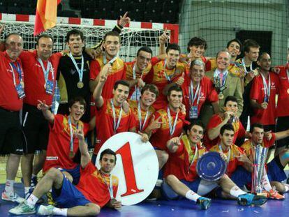 Los jugadores celebran la victoria.