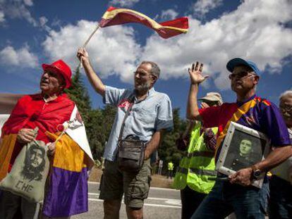 Un centenar de personas se manifiesta en el monumento franquista para pedir la exhumación de Franco y Primo de Rivera