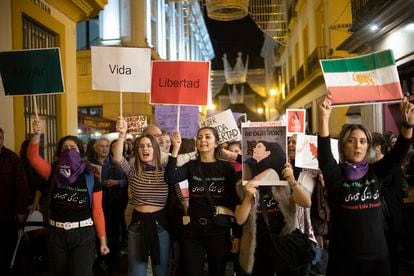 Recuerdo a la revolución feminista en Irán, en la manifestación de Sevilla.