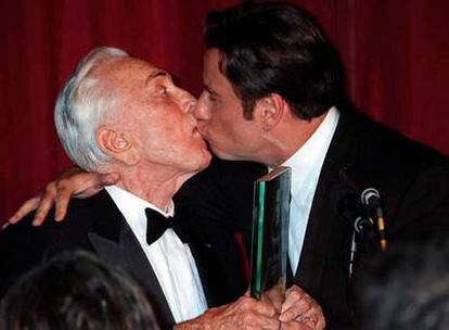 John Travolta besa a Kirk Douglas al recibir el premio.