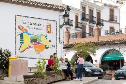 Mari Muñoz, Teresa Cortés y otras vecinas de Valle de Abdalajís el jueves pasado.