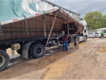 Un conductor junto a un remolque en el garaje de la empresa Sider.