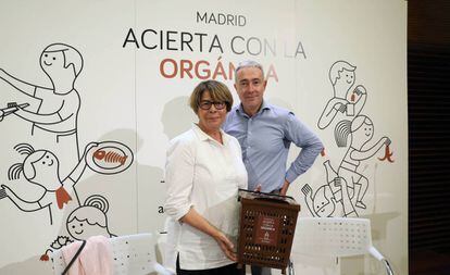 Inés Sabanés sostiene un contenedor de basura orgánica.