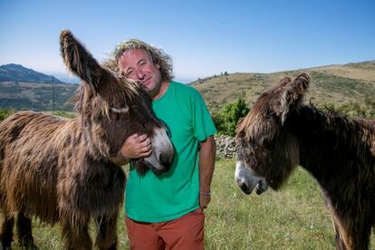 Casimiro Rodríguez abraza a su tocayo, el burro 'Casimiro', junto a la burra 'Paca', en una finca de Robledondo.