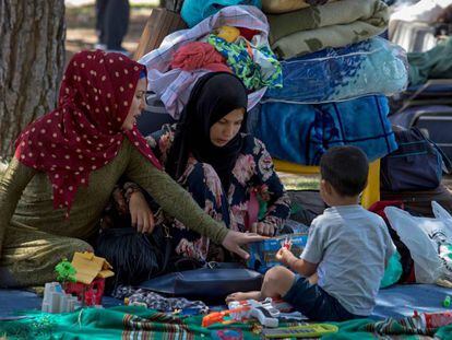 Refugiados sirios acampan en el parque Salvador de Madariaga en Madrid.