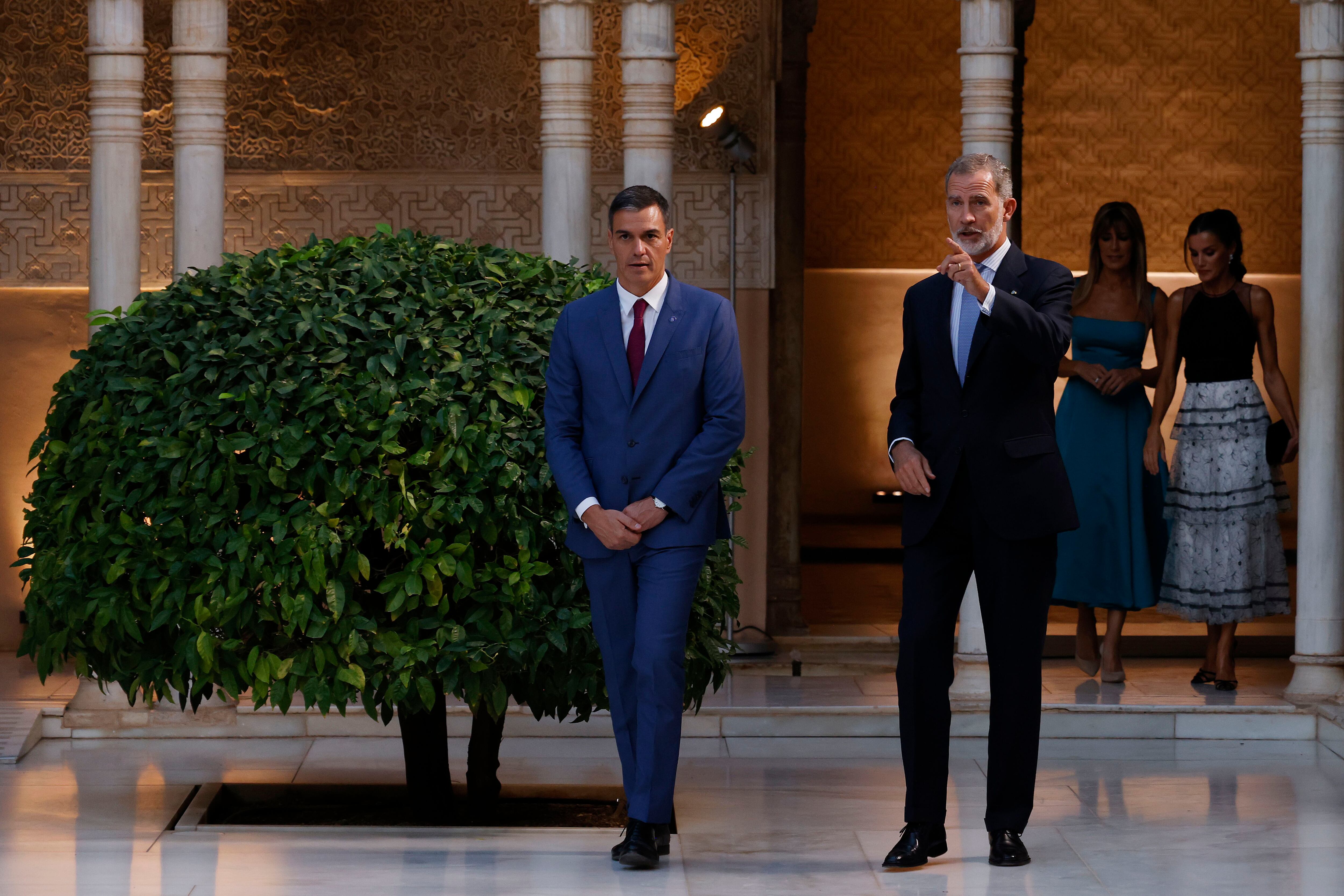 El rey Felipe VI conversa con el presidente del Gobierno en funciones, Pedro Sánchez, en el Patio de los Leones. Al fondo, la reina Letizia y Begoña Gómez, esposa de Pedro Sánchez.