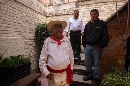 Los defensores de la tierra Felipe Roblada, Rogelio Rosales e Higinio Trinidad de la Cruz, que luchan contra el proyecto de la minera Peña Colorada en Jalisco, retratados el pasado 29 de agosto.