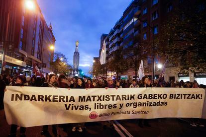 Manifestación del 25-N por el centro de Bilbao (Bizaia), este sábado. 