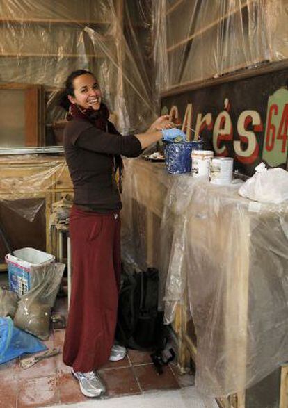 Una joven trabaja en la futura tienda de artesanía.