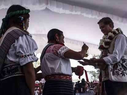 Alfredo del Mazo, candidato del PRI, con indígenas mazahuas en San Felipe del Progreso