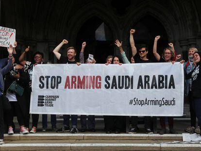 Los activistas de la campaña para frenar la venta de armas a Arabia Saudí, tras conocer la sentencia.