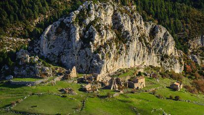 El poble abandonat de Peguera, a Fígols, al Berguedà.