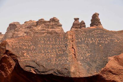 Detalle de inscripciones en piedra arenisca en el complejo arqueológico de Al-Hijr, cerca de Al-Ula (Arabia Saudí). Las tumbas, algunas con inscripciones preislámicas y dibujos como escenas de caza, son el legado de la tradición artística de los nabateos.