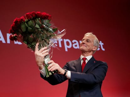 El líder laborista noruego, Jonas Gahr Store, sostenía un ramo este lunes tras conocer los resultados de la elecciones.