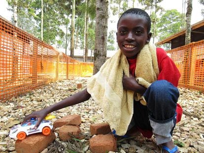 Michel Kalule Mbajah, de 10 años, el día de su salida del centro de tratamiento del ébola de Katwa. 