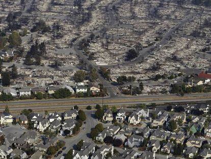 Una vía de tren separa un barrio arrasado de otro intacto en Santa Rosa, California.