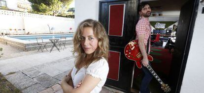 Aitana Luis y Guille Mostaza, cantante de Ellos, en el estudio de grabación Álamo Shock. 