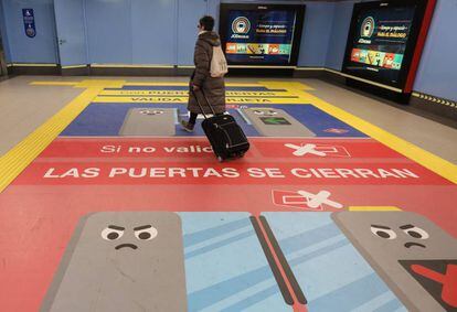 Carteles anunciando la medida en la estación de Alsacia de Metro de Madrid.