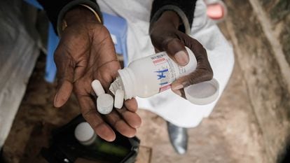 Una mujer muestra sus medicamentos antirretrovirales durante el Día Mundial del Sida en Kibera (Kenia).