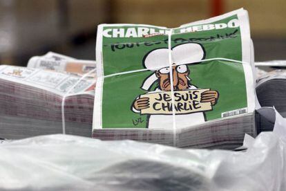 Paquetes de ejemplares del &uacute;ltimo n&uacute;mero del semanario &#039;Charlie Hebdo&#039;.