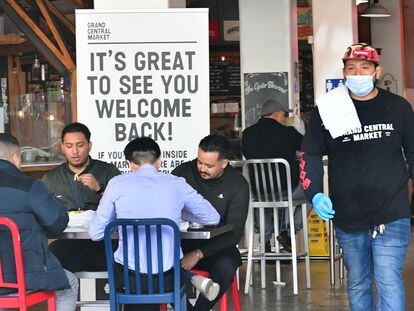 Una mesa de comensales en un mercado del centro de Los Ángeles, a mediados de marzo.