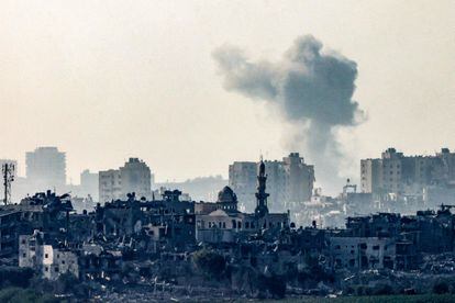 Una columna de humo se eleva en el norte de la franja de Gaza, en una imagen tomada desde la ciudad israelí de Sderot. 