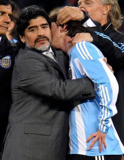 Maradona consuela a Messi tras caer en cuartos ante Alemania.