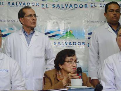 La ministra de Salud de El Salvador, Mar&iacute;a Isabel Rodr&iacute;guez, y los m&eacute;dicos de Beatriz. 
