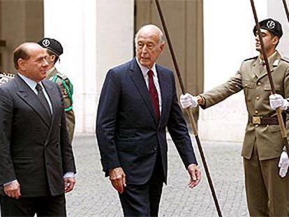 Silvio Berlusconi, recibiendo ayer al presidente de la Convención Europea, Valéry Giscard, en el Palacio Chigi de Roma.