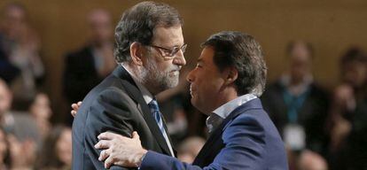 Rajoy y Gonz&aacute;lez se saludan tras la intervenci&oacute;n del presidente regional en la convenci&oacute;n del PP.