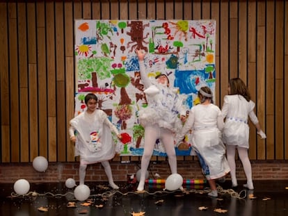 Alumnos del colegio  San Ramón y San Antonio de Madrid durante una función del programa de Educación Responsable de la Fundación Botín.