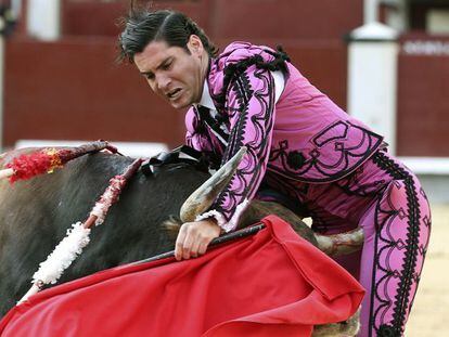 El torero Ángel Teruel sufrió una cogida en su primer toro.