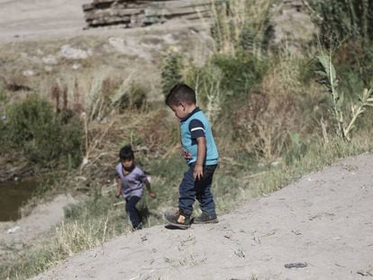 Dos niños en Ciudad Juárez antes de cruzar el río hacia El Paso. 