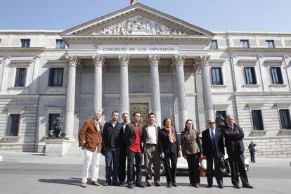 Los promotores de la Carta Abierta por la Ciencia ante el edificio del Congreso de los Diputados, en Madrid.