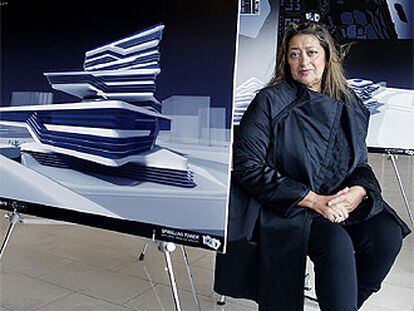 Zaha Hadid, junto al dibujo de la <b>Spiralling Tower</b> de Barcelona.