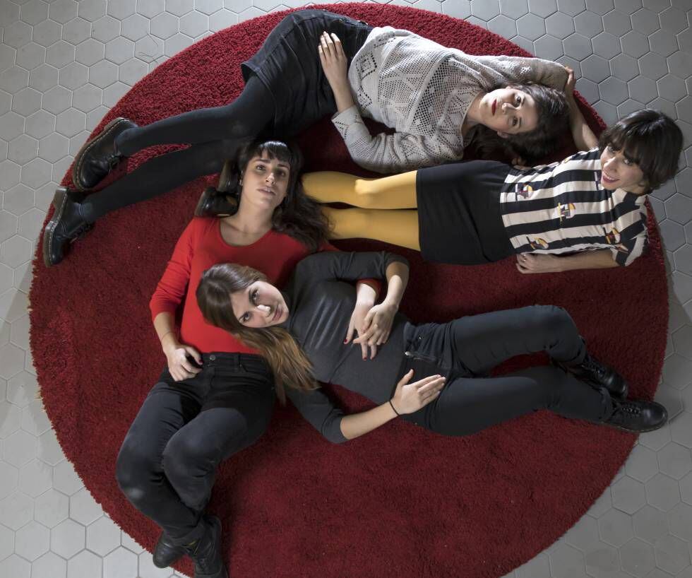 Alicia Holgado (camiseta roja), Ágata Ahora (de blanco), Sonsoles Rodríguez (gris) y Paula Jiménez (rayas) integrantes del grupo Las Odio.