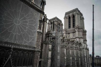 Una imagen de la catedral de Notre Dame tomada este 15 de octubre de 2019, donde se aprecian las redes protectoras de las obras de restauración.