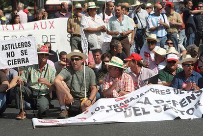 La plantilla de Astilleros hoy en Sevilla, en su manifestación para reclamar una solución a la Junta.