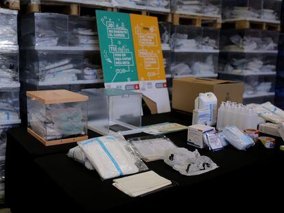 Urnas y material sanitario preparado para las elecciones catalanas.