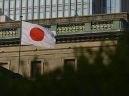 Una bandera japonesa ondea en la sede del Banco de Jap&oacute;n (BOJ) en Tokio. 