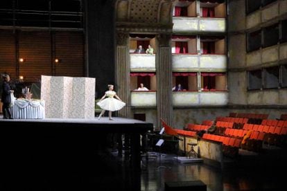 Una jovencísima bailarina baila un passepied en la reconstrucción del Nationaltheater de la propuesta escenográfica de David Marton para la ópera 'Capriccio'.