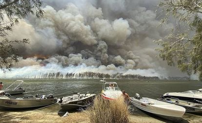 El humo provocado por los incendios forestales se puede ver detrás del lago Conjola, en Australia, este jueves.