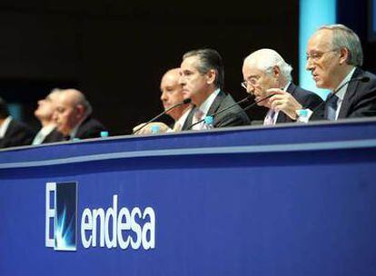 De derecha a izquierda, Manuel Pizarro, presidente de Endesa, Rafael Miranda, consejero delegado, y Miguel Blesa, presidente de Caja Madrid, en la junta general de accionistas de febrero de 2006.