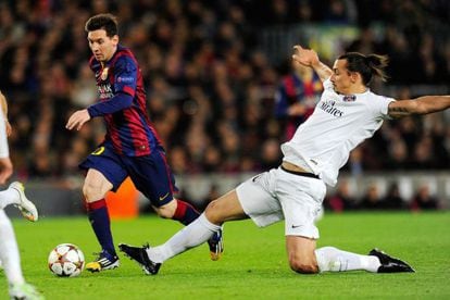 Messi conduce el bal&oacute;n ante Ibrahimovic