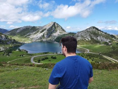El estudiante valenciano Alfonso Fernández, de visita en los Lagos de Covadonga (Asturias), este miércoles, en una fotografía cedida.