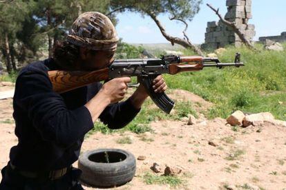 Un combatiente del Ej&eacute;rcito Libre Sirio, durante un entrenamiento en las afueras de Alepo. 