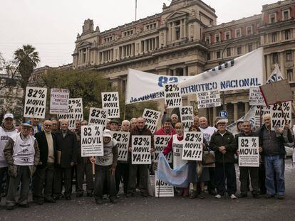Jubilados protestan frente a la Corte Suprema argentina.