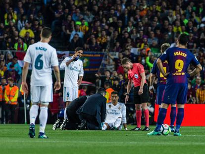 Cristiano se duele del tobillo en el césped del Camp Nou.